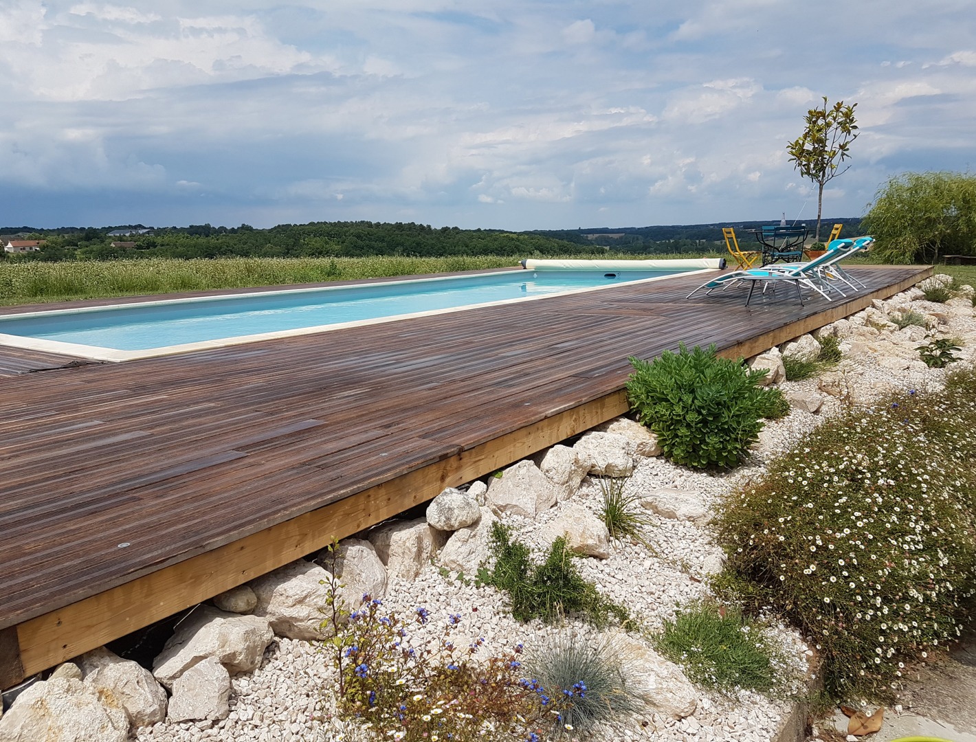 Terrasse-bois-chne-rocaille-autour-piscine-Touraine-Jardins-aprs